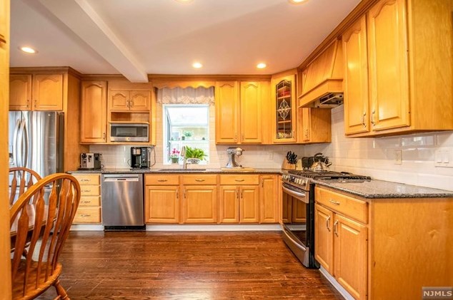 20 Raymond Ave, Rutherford NJ  07070-1132 exterior