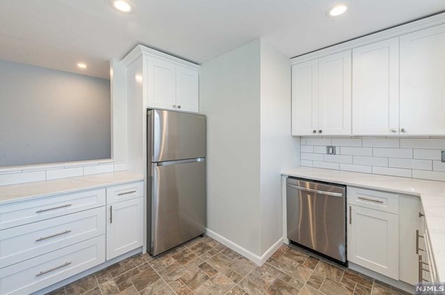 1 Oak Grove Rd, West Caldwell NJ  07006-6000 exterior
