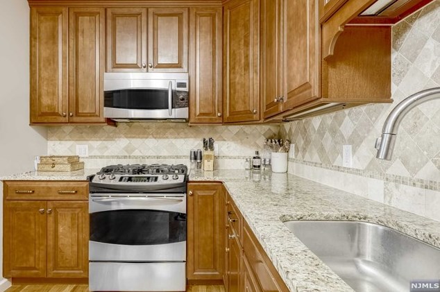 41 Prospect St, Waldwick NJ  07463-1606 exterior