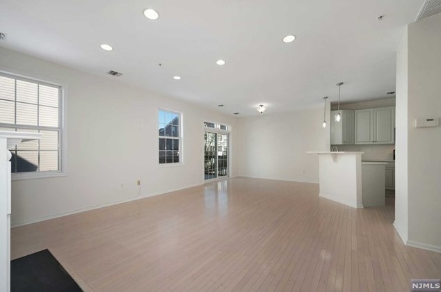 173 Winchester Ct, Clifton NJ  07013-2676 exterior