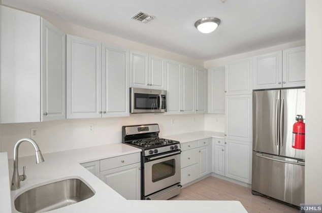 173 Winchester Ct, Clifton NJ  07013-2676 exterior