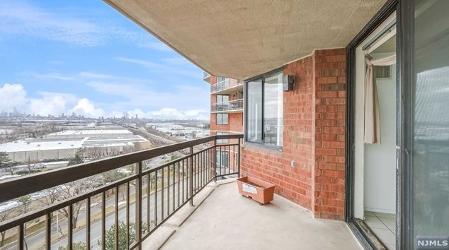 1105 Harmon Cove Tower, Secaucus NJ 07094-1713 exterior