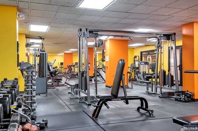 1105 Harmon Cove Tower, Secaucus NJ 07094-1713 exterior