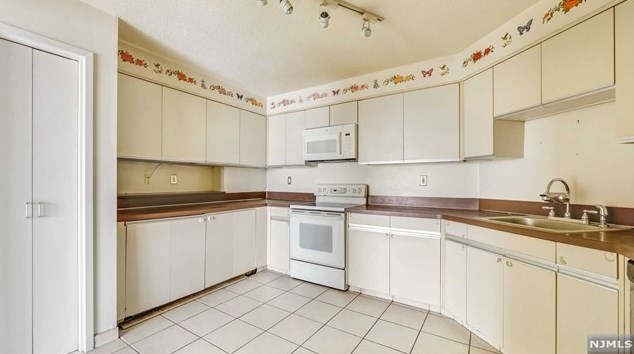 1105 Harmon Cove Tower, Secaucus NJ 07094-1713 exterior