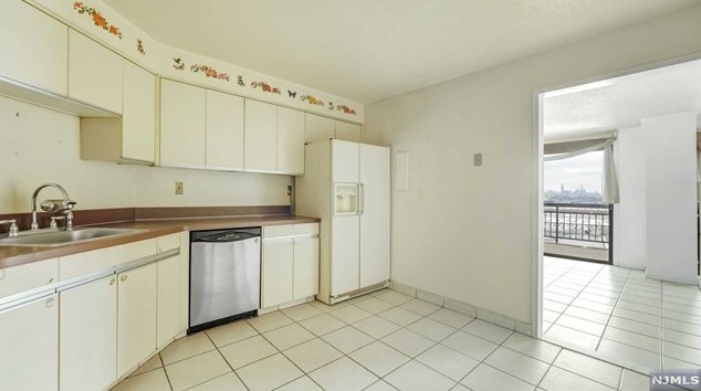 1105 Harmon Cove Tower, Secaucus NJ 07094-1713 exterior