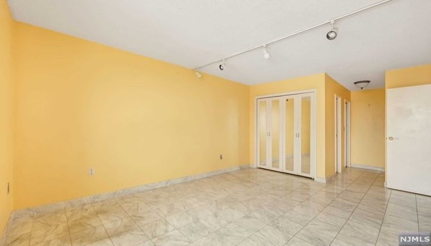 1105 Harmon Cove Tower, Secaucus NJ 07094-1713 exterior