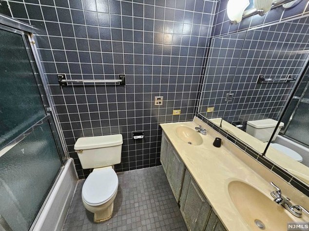 1105 Harmon Cove Tower, Secaucus NJ  07094-1713 exterior