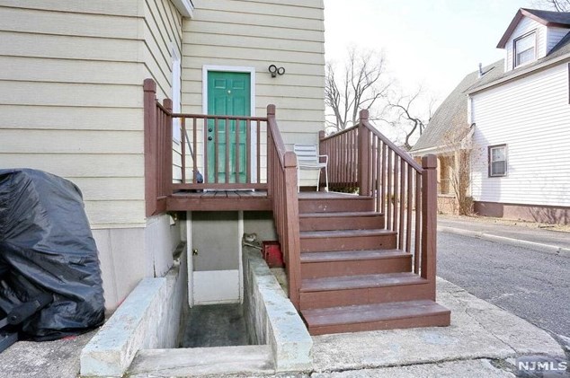21 Bergen Ave, Bergenfield NJ 07621-2308 exterior