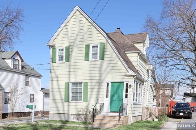 21 Bergen Ave, Bergenfield NJ 07621-2308 exterior
