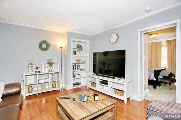 21 Bergen Ave, Bergenfield NJ 07621-2308 exterior