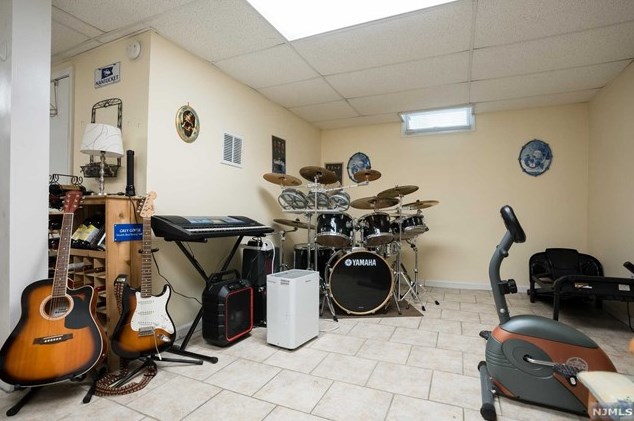 111 Elmwood Dr, Elmwood Park NJ  07407-1746 exterior