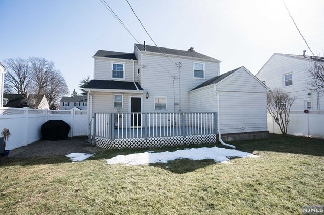 111 Elmwood Dr, Elmwood Park NJ  07407-1746 exterior