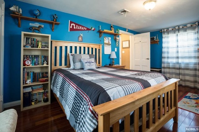 111 Elmwood Dr, Elmwood Park NJ  07407-1746 exterior