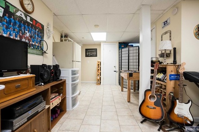 111 Elmwood Dr, Elmwood Park NJ  07407-1746 exterior