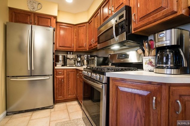 111 Elmwood Dr, Elmwood Park NJ  07407-1746 exterior