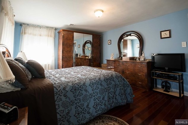 111 Elmwood Dr, Elmwood Park NJ  07407-1746 exterior