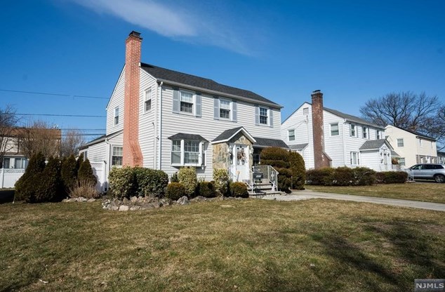 111 Elmwood Dr, Elmwood Park NJ  07407-1746 exterior