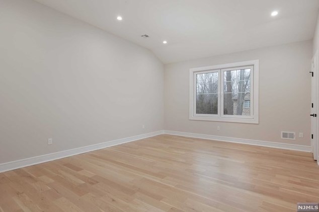 69 Grandview Ave, Upper Saddle River NJ 07458-2127 exterior