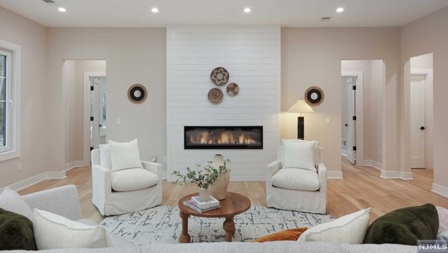 69 Grandview Ave, Upper Saddle River NJ 07458-2127 exterior