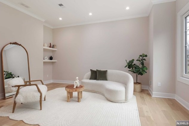 69 Grandview Ave, Upper Saddle River NJ 07458-2127 exterior