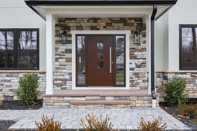 69 Grandview Ave, Upper Saddle River NJ 07458-2127 exterior