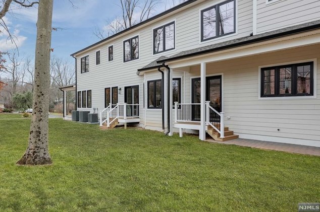 69 Grandview Ave, Upper Saddle River NJ 07458-2127 exterior