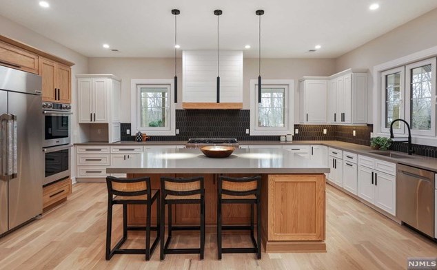 69 Grandview Ave, Upper Saddle River NJ 07458-2127 exterior