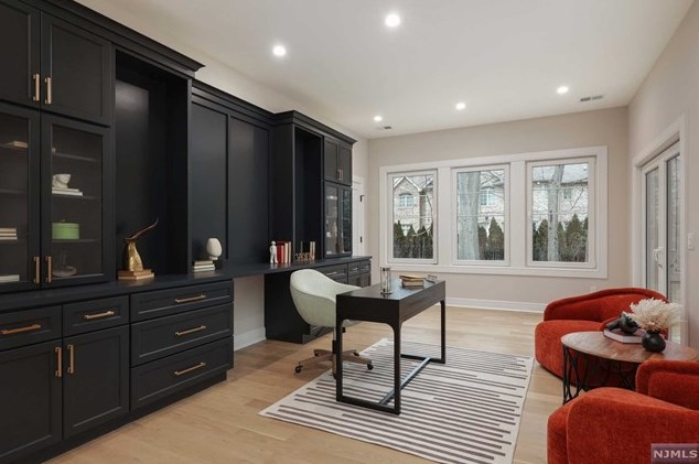 69 Grandview Ave, Upper Saddle River NJ 07458-2127 exterior