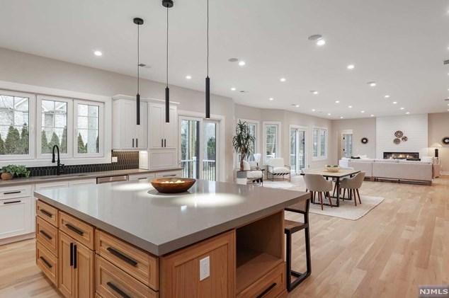 69 Grandview Ave, Upper Saddle River NJ 07458-2127 exterior