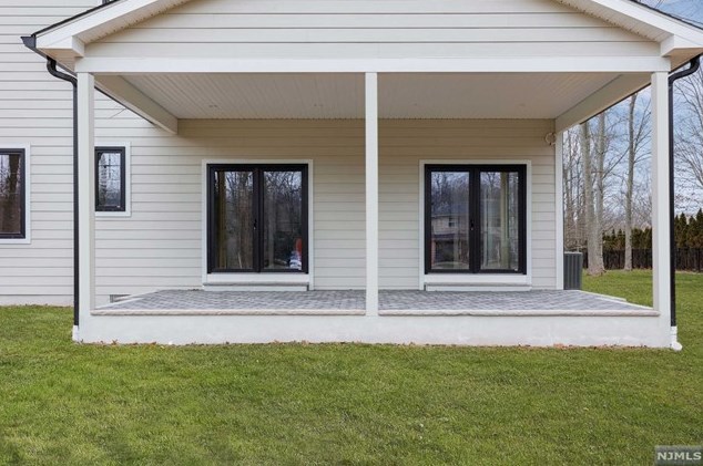 69 Grandview Ave, Upper Saddle River NJ 07458-2127 exterior