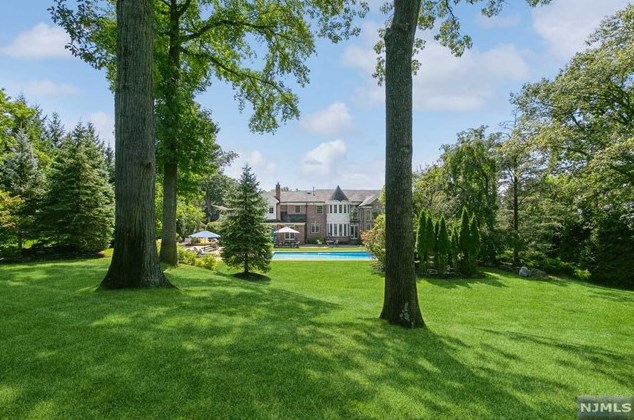 49 Buckingham Rd, Tenafly NJ 07670-3101 exterior