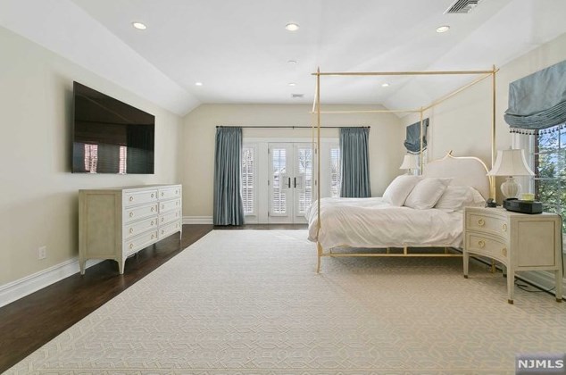 49 Buckingham Rd, Tenafly NJ 07670-3101 exterior