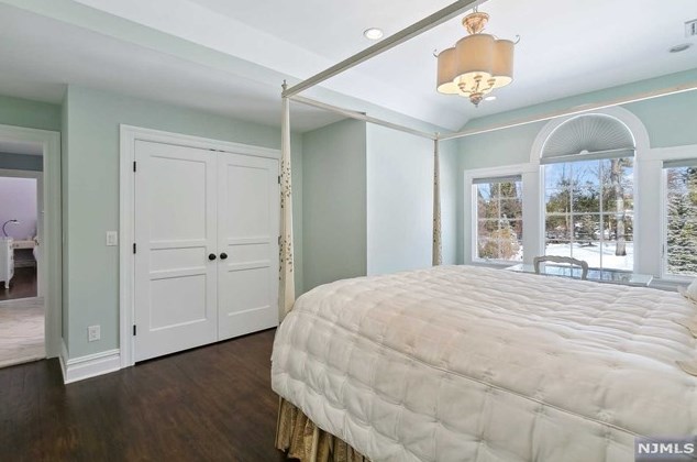 49 Buckingham Rd, Tenafly NJ 07670-3101 exterior