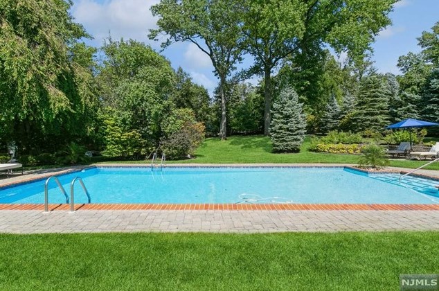 49 Buckingham Rd, Tenafly NJ 07670-3101 exterior