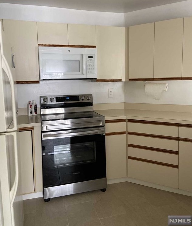 1490 Westgate Dr, West Fort Lee NJ  07024-2149 exterior