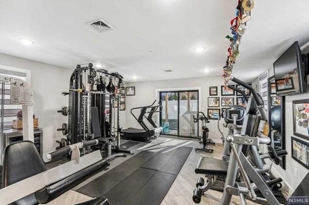 446 Greenmount Ave, Cliffside Park NJ 07010-1633 exterior