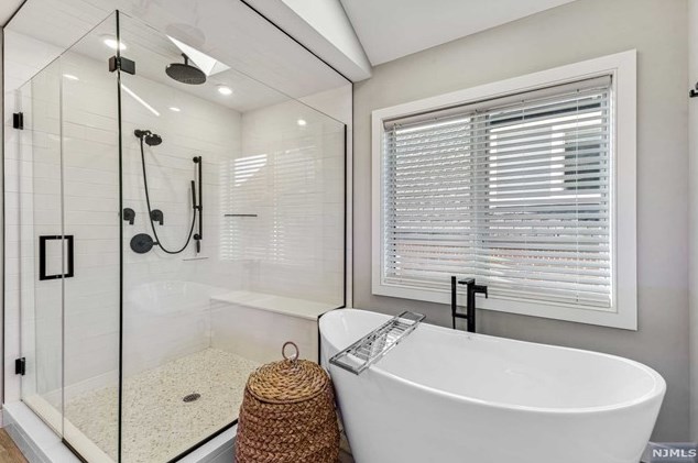 446 Greenmount Ave, Cliffside Park NJ 07010-1633 exterior