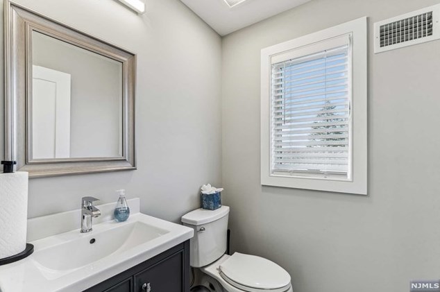 446 Greenmount Ave, Cliffside Park NJ 07010-1633 exterior