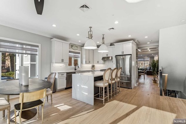 446 Greenmount Ave, Cliffside Park NJ 07010-1633 exterior