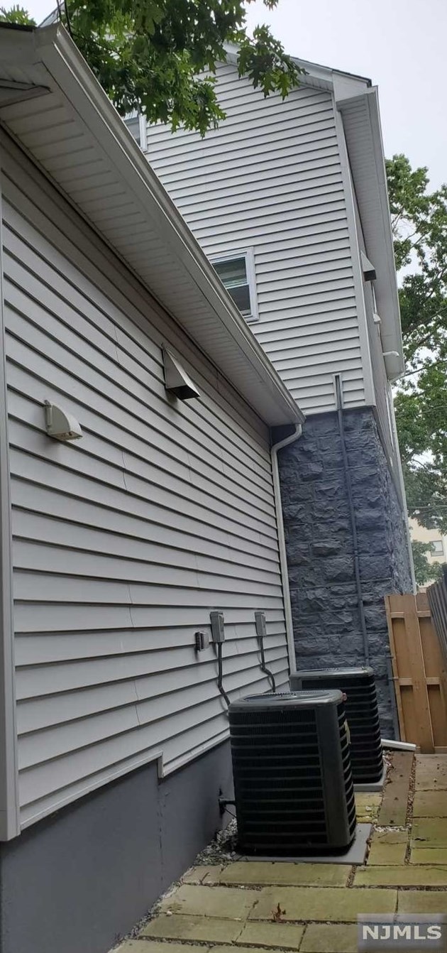 2458 5th St, West Fort Lee NJ  07024-7840 exterior