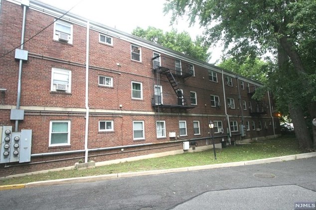 7 Romaine Ct, Hackensack NJ  07601-5156 exterior