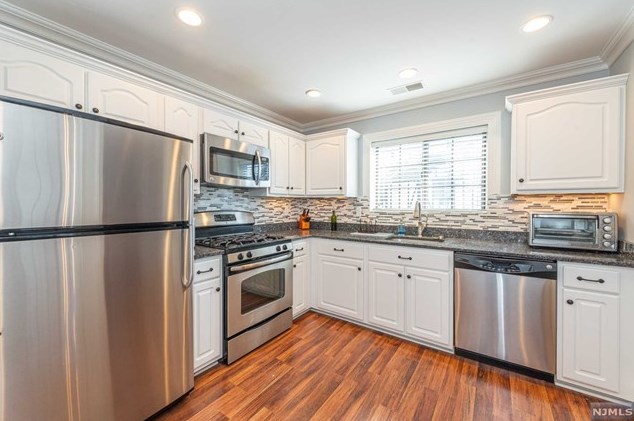 1009 Thoreau Ct, Mahwah NJ  07430-2393 exterior