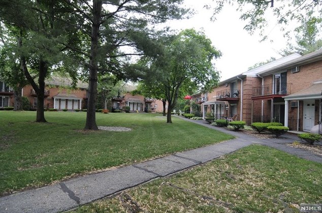 110 Midland Ave, Midland Pk NJ 07432-1414 exterior