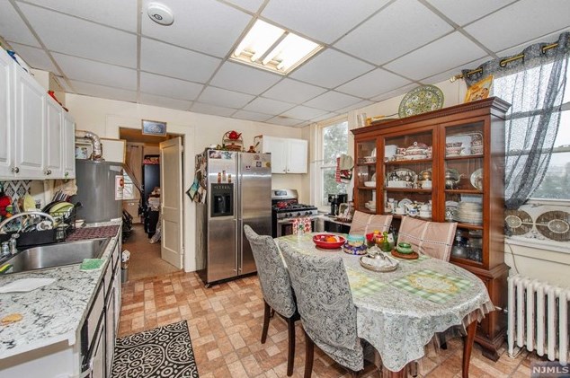 32 Montclair Ave, Clifton NJ 07011-2822 exterior