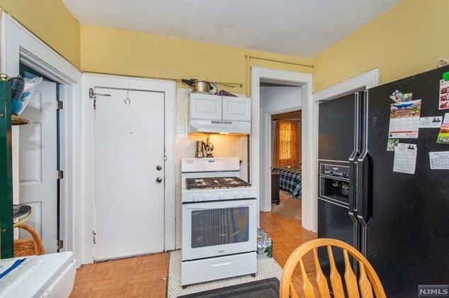 32 Montclair Ave, Clifton NJ 07011-2822 exterior