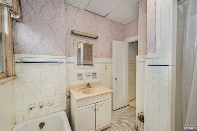 32 Montclair Ave, Clifton NJ 07011-2822 exterior