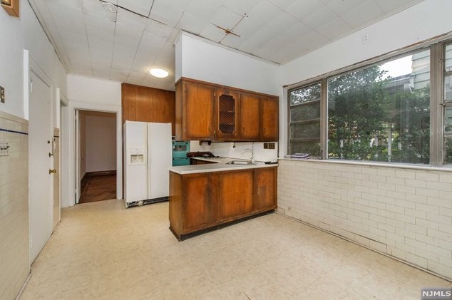 32 Montclair Ave, Clifton NJ 07011-2822 exterior