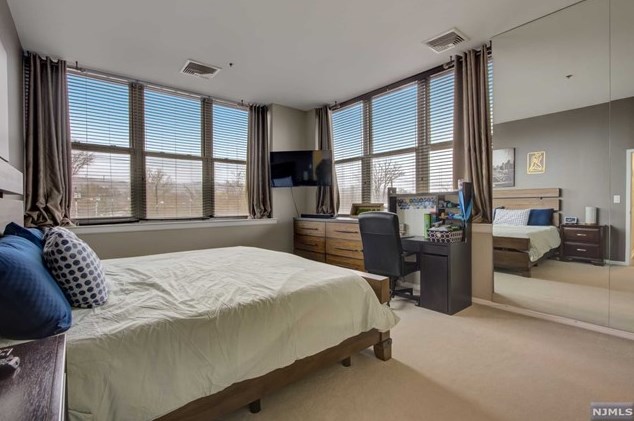 240 Main St, West Paterson NJ  07424-1351 exterior