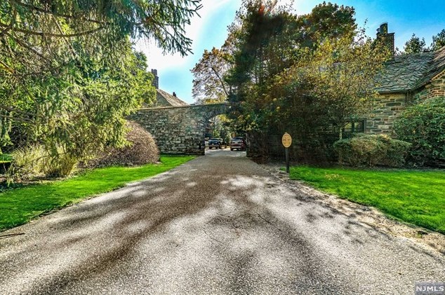 1 Byrne Ln, Tenafly NJ  07670-2757 exterior