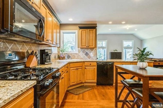 41 Wareham Rd, Dumont NJ  07628-1126 exterior